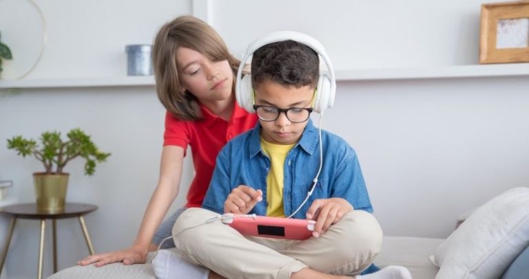 ADHD, ekran i zabawa: jak neurogimnastyka pomaga dzieciom z nadpobudliwością?