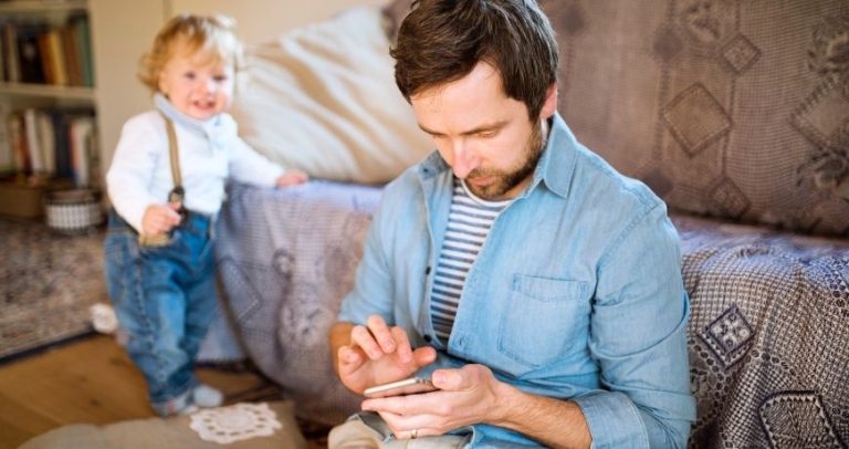 Jak smartfony wpływają na relację z naszymi dziećmi?
