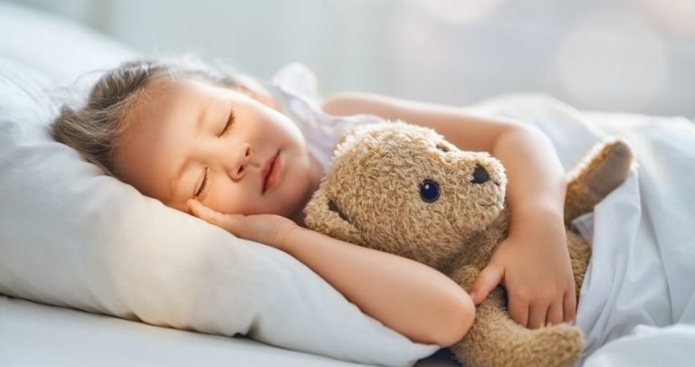 Sen dzieci: Co się dzieje podczas różnych faz