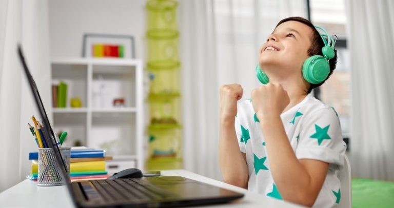 Ekrany z misją 1: Jak urządzenia elektroniczne mogą rozwijać umiejętności i otwierać przed dziećmi nowe horyzonty