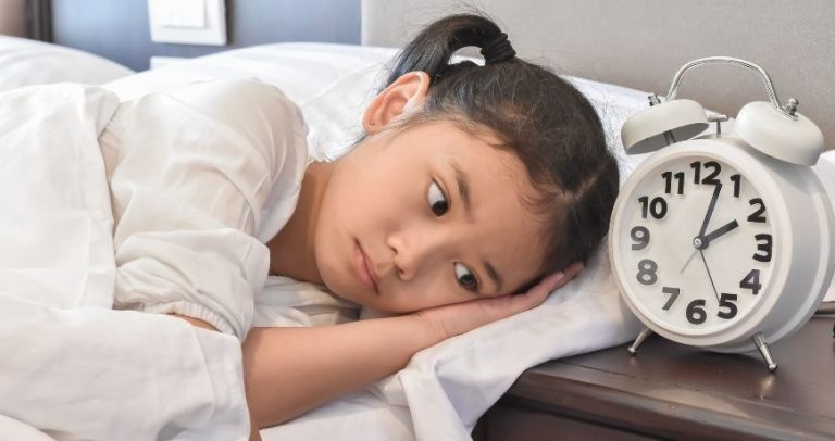Niespokojny sen u dzieci – co kryje się za nocnymi lękami?