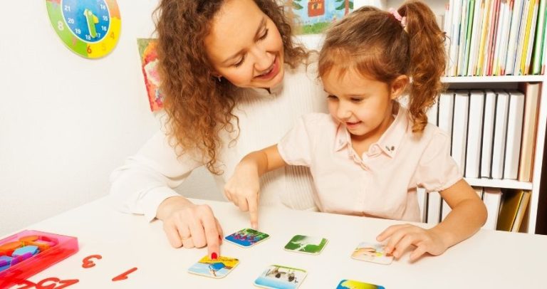 Historie z obrazków: zabawa wspierająca rozwój mowy dziecka