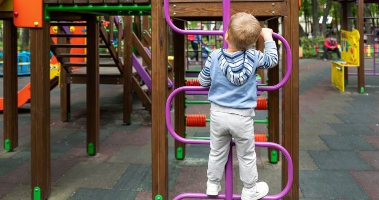 Jak rozwijać dużą motorykę dziecka w zabawny sposób?