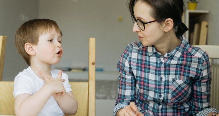 Kiedy dziecko mówi za dużo: jak reagować z cierpliwością i zrozumieniem