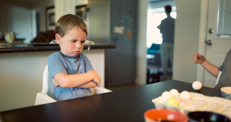 Kiedy dziecko reaguje ostro: co kryje się za oporem?