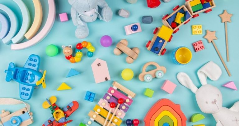 Zabawki – potrzeba czy przeszkoda? Jak znaleźć równowagę w dziecięcych zabawach?