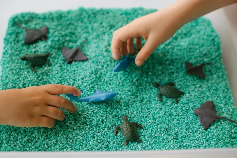 Zabawa z ryżem: jak zajęcia sensoryczne wspierają rozwój dzieci?