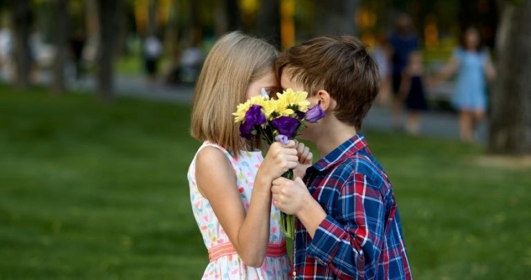 Pierwsza miłość dziecka – jak wspierać uczucia z czułością i zrozumieniem