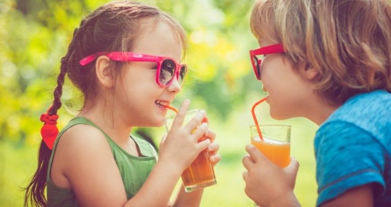 5 szkodliwych napojów dla dzieci i ich zdrowe alternatywy