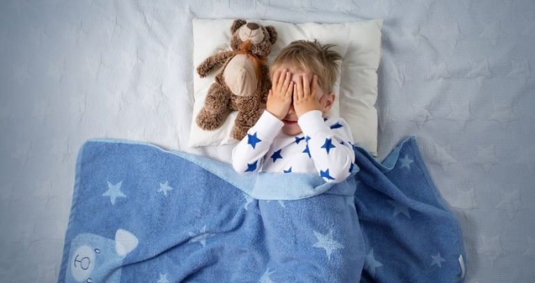 Zasypianie dziecka bez dramy – 5 najczęstszych błędów i jak ich uniknąć