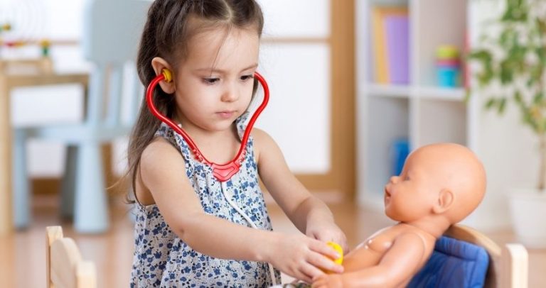 Zabawy w role u dzieci po 1. roku życia – dlaczego są tak ważne?