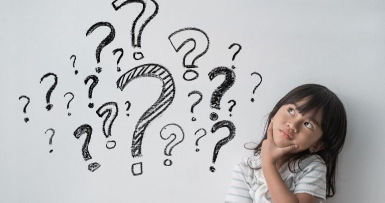 Dziecko zadaje „głupie pytania”? Oto, co naprawdę chce ci powiedzieć