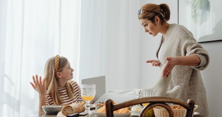 Dziecko kłóci się z dorosłymi. Czy to powód do niepokoju?