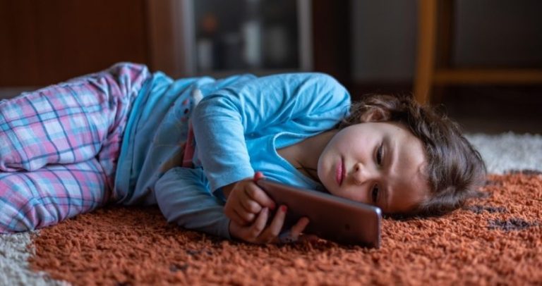 Telefon – źródło wiedzy czy ucieczka od rzeczywistości