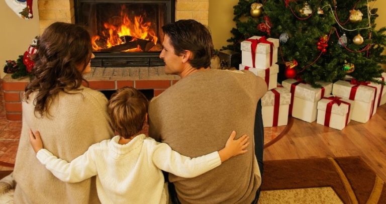 Zabawne i inspirujące tematy do rozmów przy choince