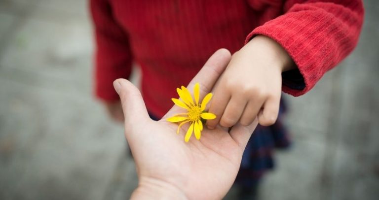 Dlaczego dziecko mówi „nie”, nawet gdy chce powiedzieć „tak”?